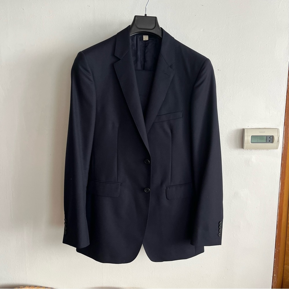 Burberry mens 36L navy blue solid 100% wool 2-button modern suit EUC
